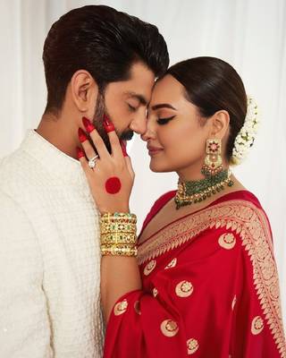 Red silk blend banarasi saree with unstitched blouse piece 5