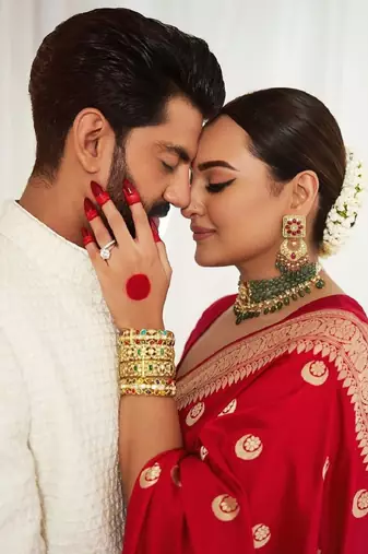 Red silk blend banarasi saree with unstitched blouse piece