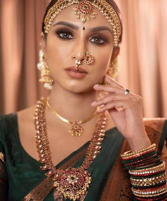 Green silk blend banarasi saree with unstitched blouse piece 5
