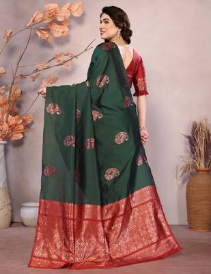 Green red silk blend banarasi saree with unstitched blouse piece 3