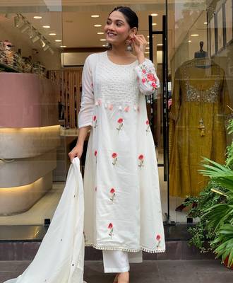 Women's chanderi silk sequin embroidered white kurta pant set with chanderi silk dupatta 3