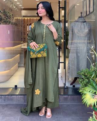 Women's chanderi silk sequin embroidered mehendi kurta pant set with chanderi silk dupatta 5