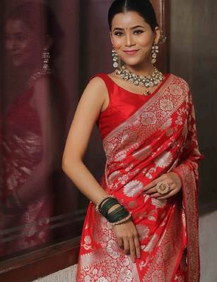 Red silk blend banarasi saree with unstitched blouse piece 4