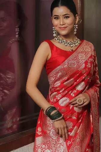 Red silk blend banarasi saree with unstitched blouse piece