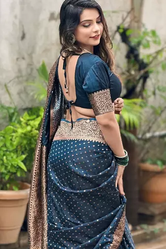 Mor[pich silk blend banarasi saree with unstitched blouse piece
