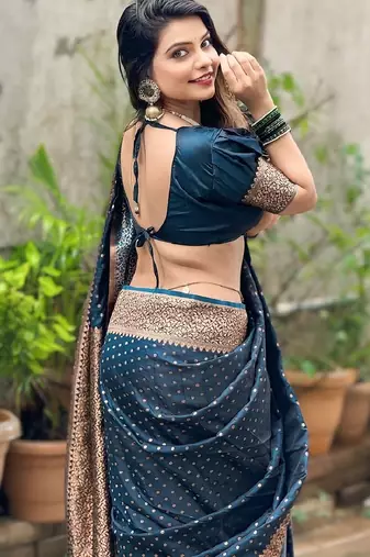 Mor[pich silk blend banarasi saree with unstitched blouse piece