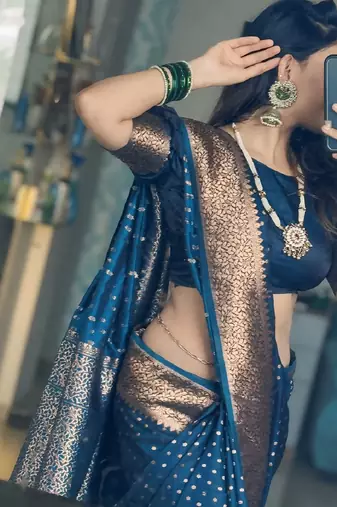 Mor[pich silk blend banarasi saree with unstitched blouse piece