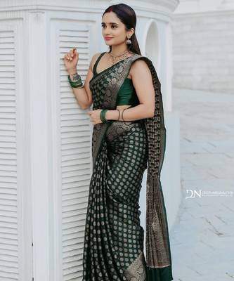 Green silk blend banarasi saree with unstitched blouse piece 2