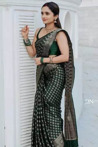 Green silk blend banarasi saree with unstitched blouse piece