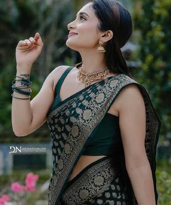 Green silk blend banarasi saree with unstitched blouse piece 3