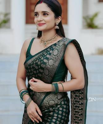 Green silk blend banarasi saree with unstitched blouse piece 4