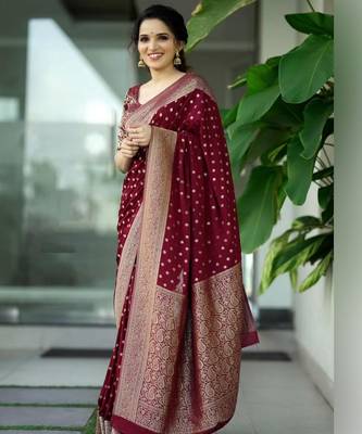 Dark green silk blend banarasi saree with unstitched blouse piece 1