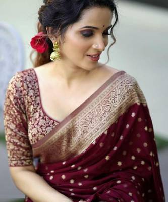 Dark green silk blend banarasi saree with unstitched blouse piece 2