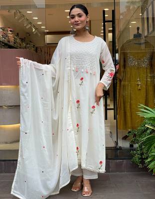 Women's chanderi silk sequin embroidered white kurta pant set with chanderi silk dupatta 5