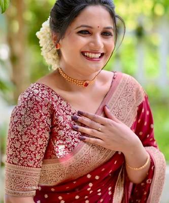 Maroon silk blend banarasi saree with unstitched blouse piece 4
