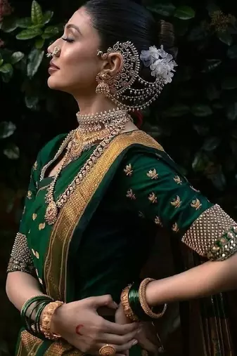 Green silk blend banarasi saree with unstitched blouse piece