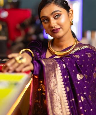 Purple silk blend banarasi saree with unstitched blouse piece 3