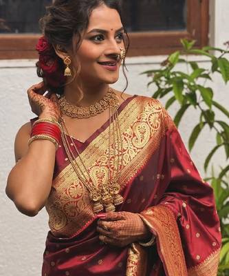 Maroon silk blend banarasi saree with unstitched blouse piece 3