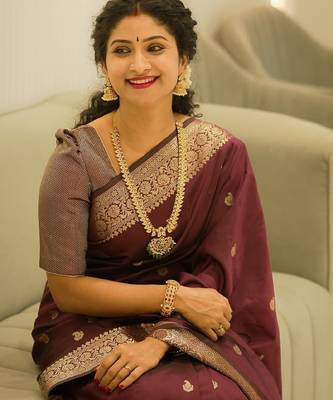 Maroon silk blend banarasi saree with unstitched blouse piece 3