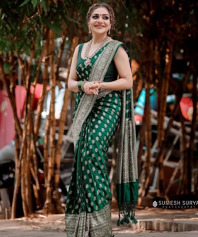 Green soft silk blend banarasi jacuard work designer party wear saree with unstitched blouse piece