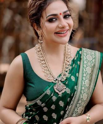Green silk blend banarasi saree with unstitched blouse piece 2