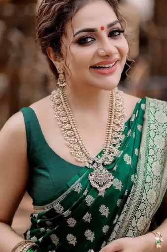 Green silk blend banarasi saree with unstitched blouse piece