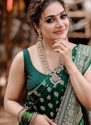 Green silk blend banarasi saree with unstitched blouse piece 4