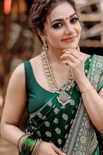 Green silk blend banarasi saree with unstitched blouse piece