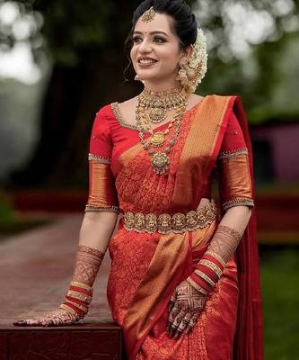 Red silk blend banarasi saree with unstitched blouse piece 2