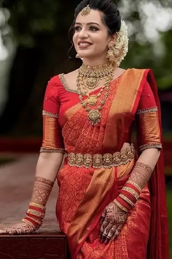 Red silk blend banarasi saree with unstitched blouse piece