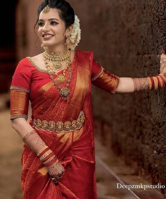 Red silk blend banarasi saree with unstitched blouse piece 3