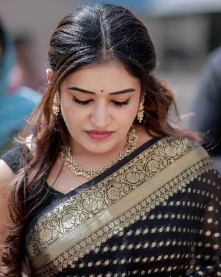 Black silk blend banarasi saree with unstitched blouse piece 5