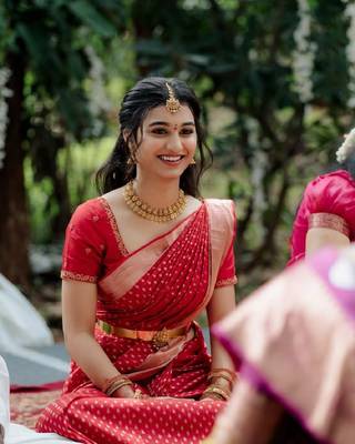 Red silk blend banarasi saree with unstitched blouse piece 1