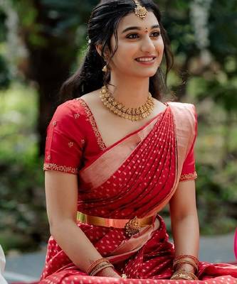 Red silk blend banarasi saree with unstitched blouse piece 2