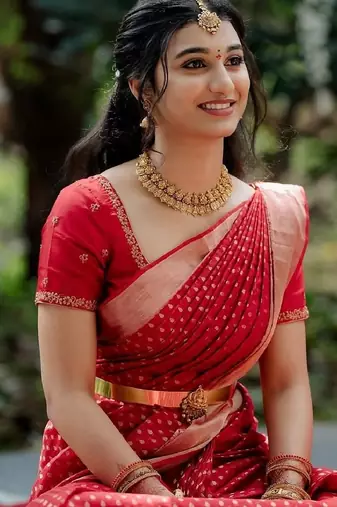 Red silk blend banarasi saree with unstitched blouse piece