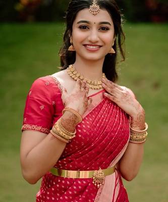 Red silk blend banarasi saree with unstitched blouse piece 3
