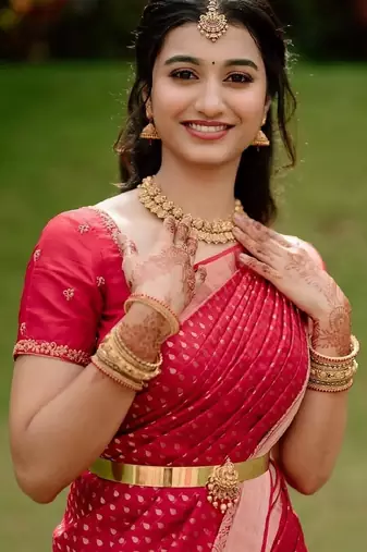 Red silk blend banarasi saree with unstitched blouse piece