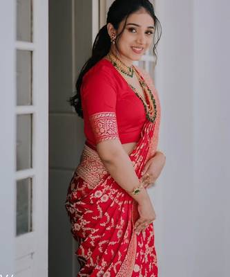 Red silk blend banarasi saree with unstitched blouse piece 2