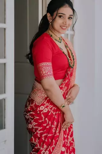Red silk blend banarasi saree with unstitched blouse piece