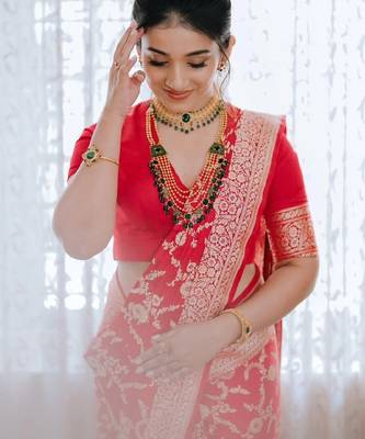 Red silk blend banarasi saree with unstitched blouse piece 3