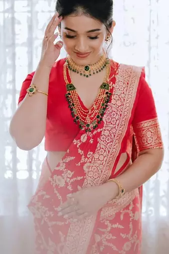 Red silk blend banarasi saree with unstitched blouse piece