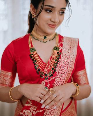 Red silk blend banarasi saree with unstitched blouse piece 4