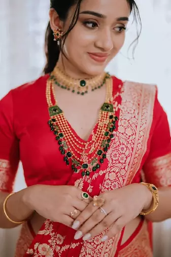 Red silk blend banarasi saree with unstitched blouse piece