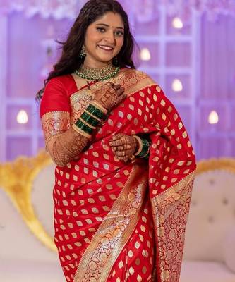 Red silk blend banarasi saree with unstitched blouse piece 2