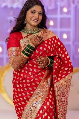 Red silk blend banarasi saree with unstitched blouse piece