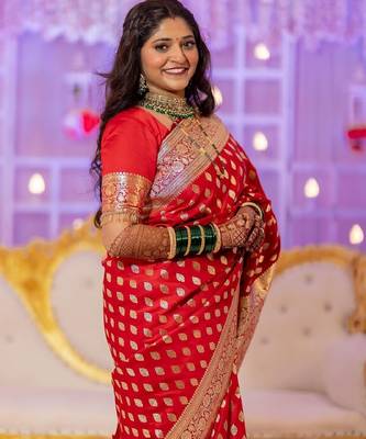 Red silk blend banarasi saree with unstitched blouse piece 3