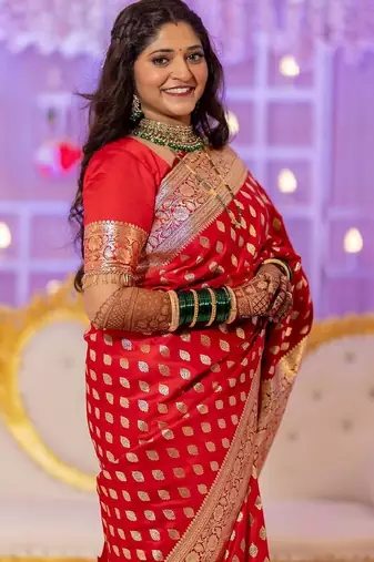 Red silk blend banarasi saree with unstitched blouse piece