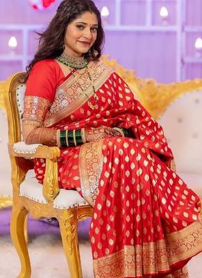 Red silk blend banarasi saree with unstitched blouse piece 4