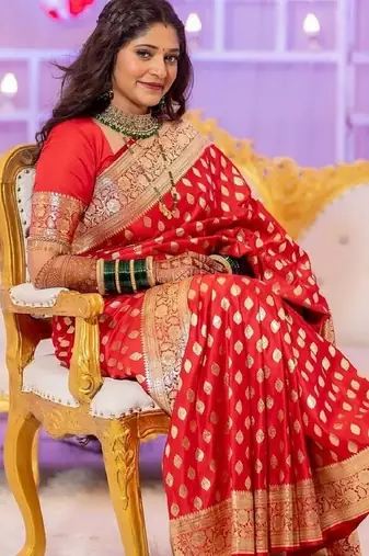 Red silk blend banarasi saree with unstitched blouse piece