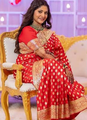 Red silk blend banarasi saree with unstitched blouse piece 5